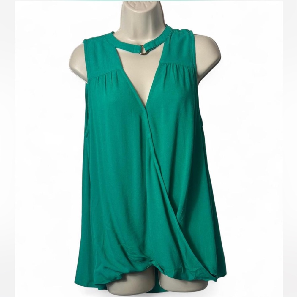 Sleeveless Surplice Top‎